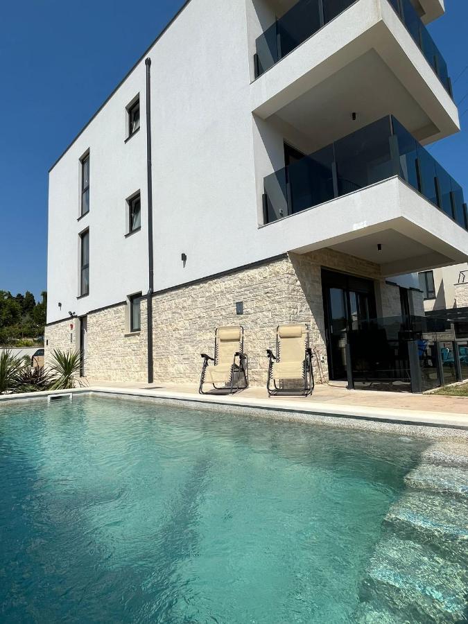מדולין J&N Hill'S Residence With Swimming Pool מראה חיצוני תמונה