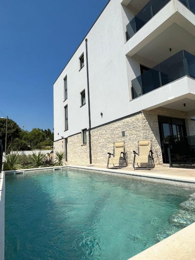 מדולין J&N Hill'S Residence With Swimming Pool מראה חיצוני תמונה
