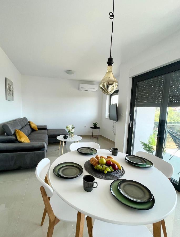 מדולין J&N Hill'S Residence With Swimming Pool מראה חיצוני תמונה